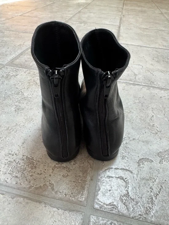 NWOT Clizia Italian booties. Black-European size 40. Leather upper and lining. - Picture 8 of 11